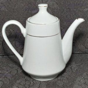 PITCHER PREMIER FINE PORCELAIN